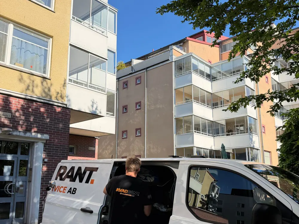Kvadrants spolbil och spoltekniker utanför en BRF-fastighet i Upplands Väsby