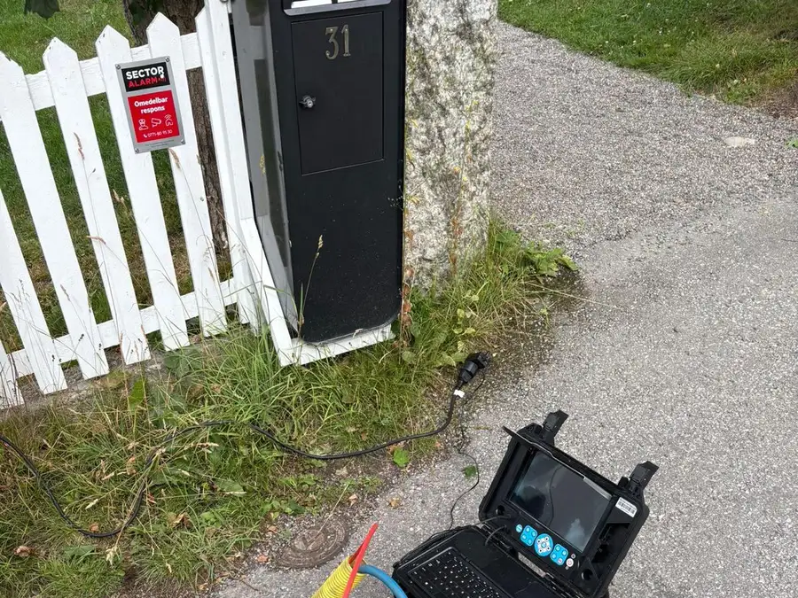 Kamera och spolslang i en brunn utanför tomten i Djursholm vid spolning av tomtavloppet