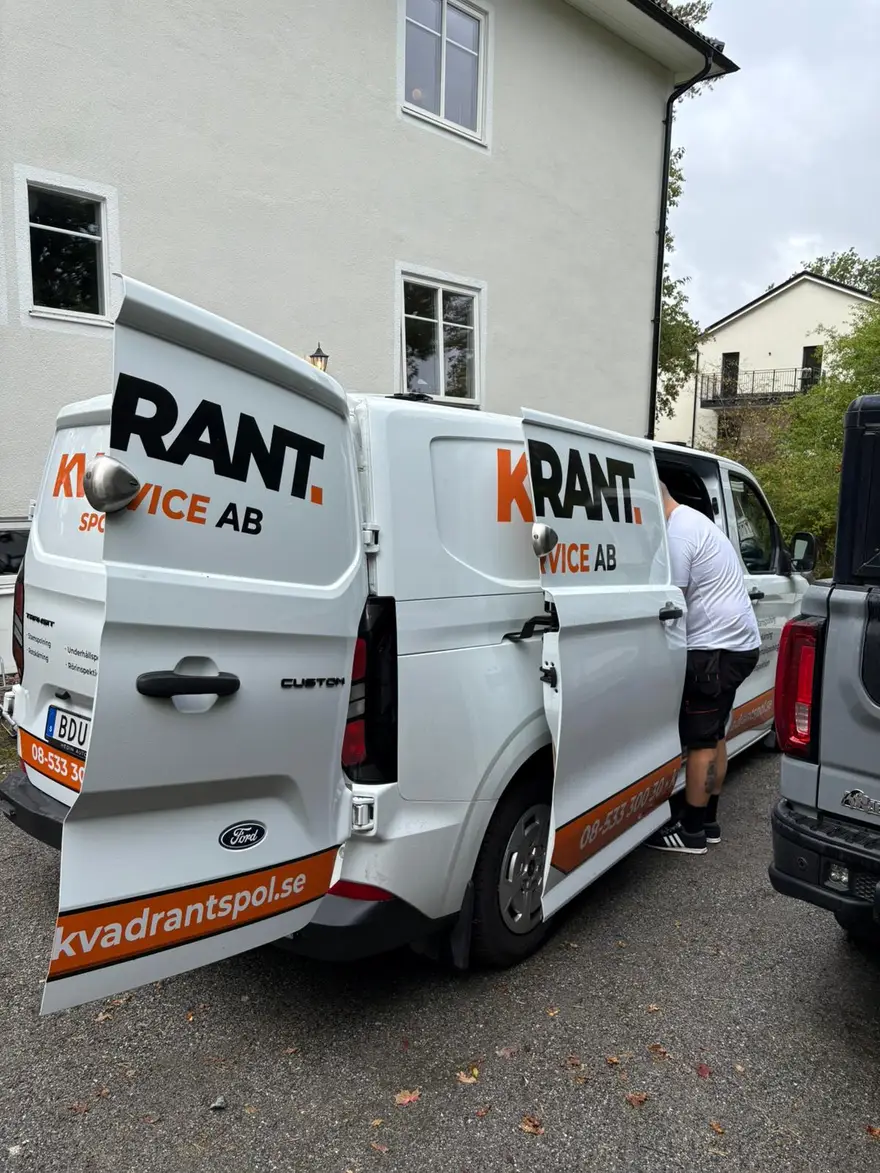 Kvadrants spolbil med öppna dörrar utanför en villa i Djursholm vid spolning av stopp i huvudstammen