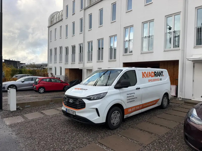 Kvadrants spolbil framför vita radhus i Saltsjö-Boo i Nacka vid stopp i köksavloppet