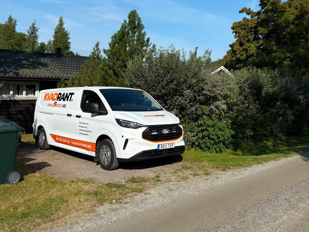 Kvadrants spolbil vid ett timmerhus i Bergshamra, Norrtälje, vid spolning av tomtledningen till ett permanentat fritidshus