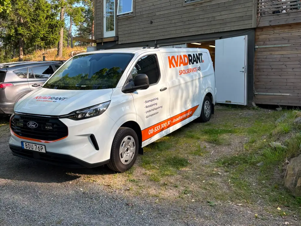 Kvadrants spolbil utanför en villa på Väddö vid stopp i BDT-avloppet