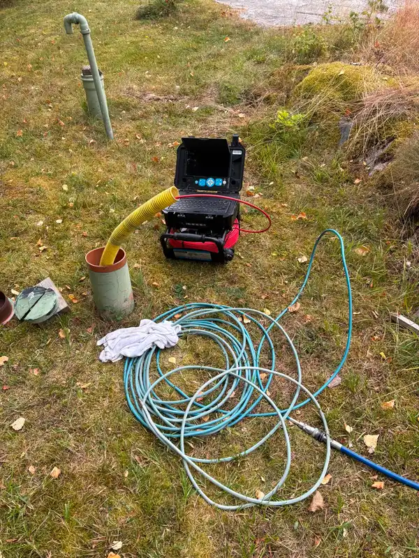 Inspektionskamera och spolslang vid en brunn på en tomt med enskilt avlopp på Vätö i Norrtälje