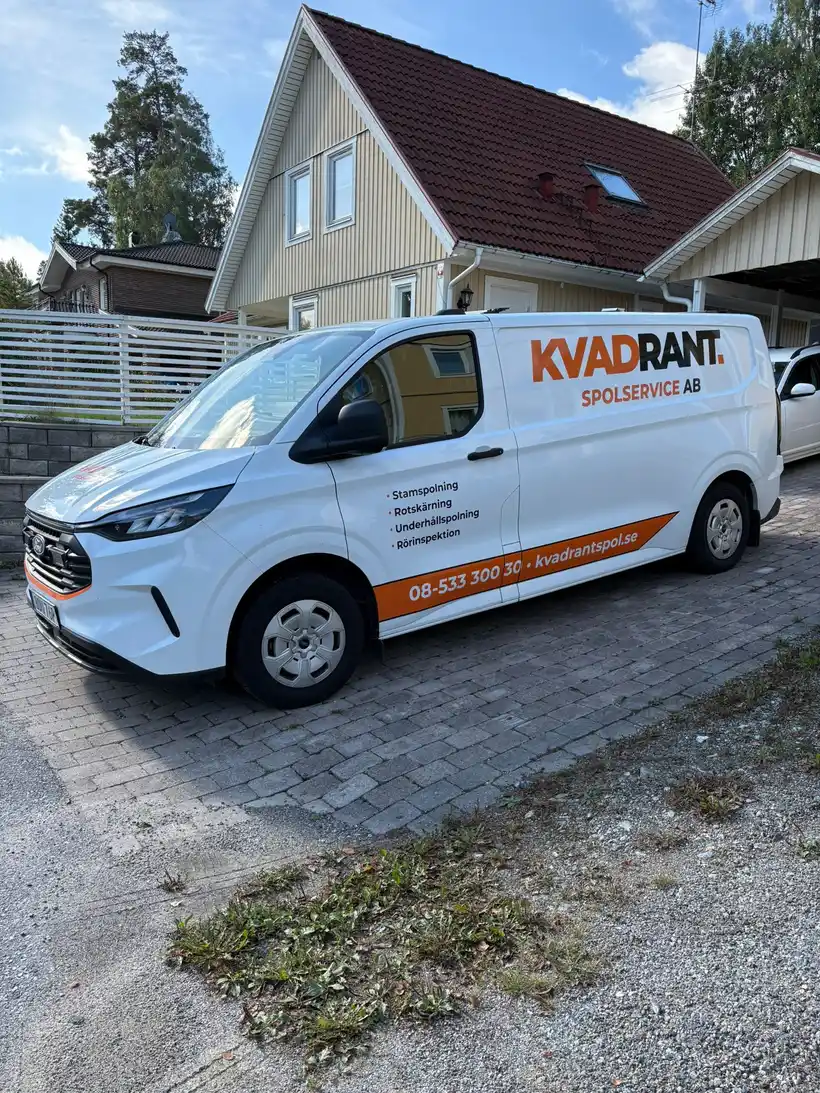 Kvadrants spolbil utanför en villa i Nyköping vid underhållsspolning på grund av dålig avrinning