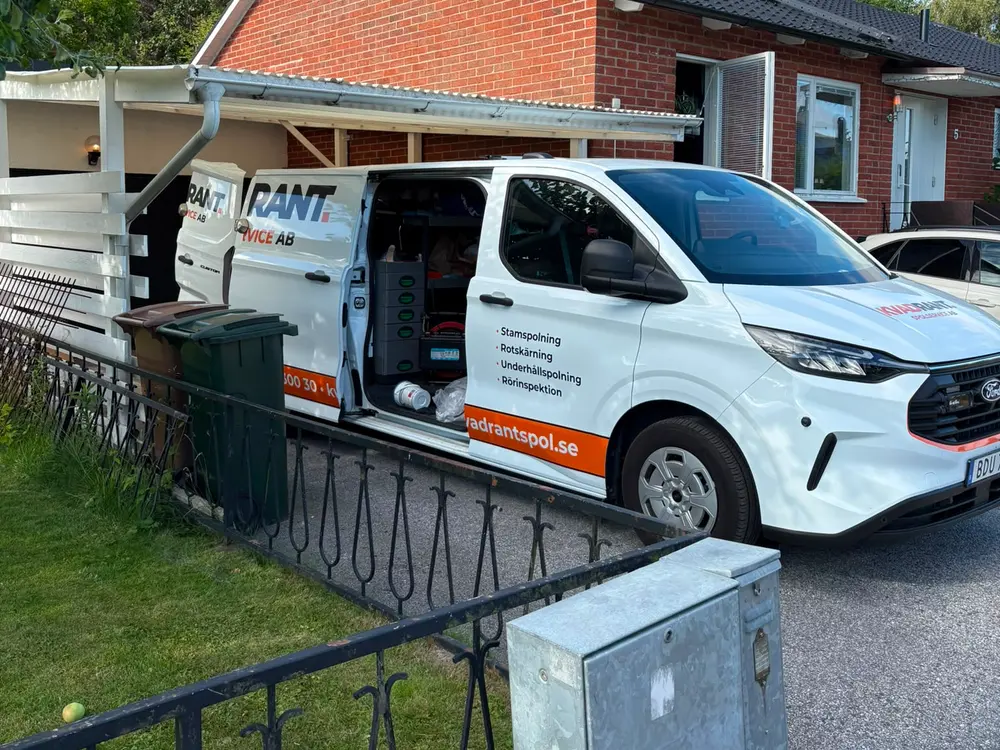Kvadrants spolbil utanför en villa i Nyköping vid spolning och filmning