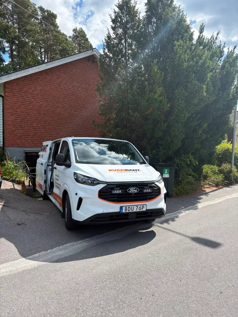 Kvadrants spolbil utanför en fastighet i Nynäshamn vid stopp i avloppet