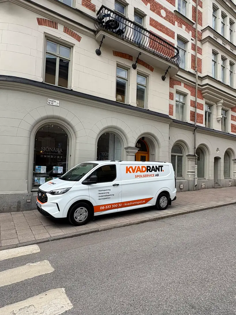 Kvadrants spolbil utanför en fastighet på Östermalm vid stopp i badrummet