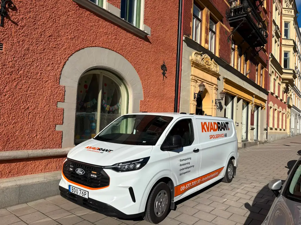 Kvadrants spolbil utanför en sekelskiftesfastighet på Östermalm vid spolning av golvbrunn