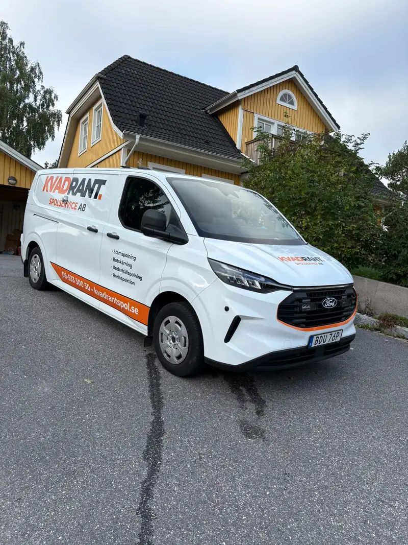 Kvadrants spolbil på uppfarten till en gul villa i Åkersberga vid stopp i köket och underhållsspolning