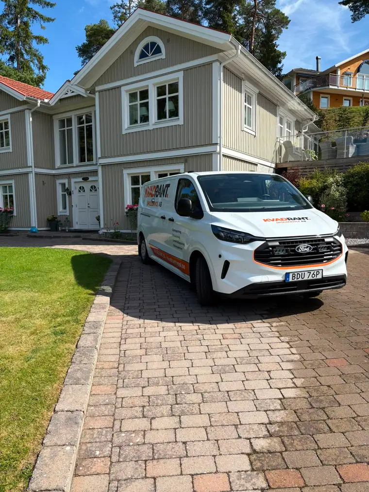 Kvadrants spolbil utanför en villa i Sollentuna vid underhållsspolning