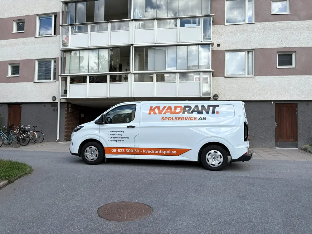 Kameraskärm vid rörinspektion av dräneringsrör hos en bostadsrättsförening i Solna