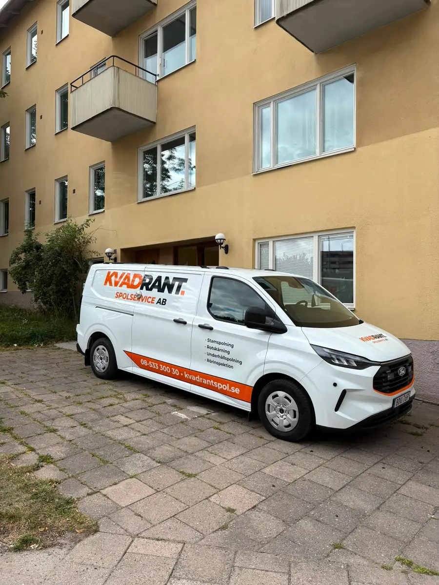 Kvadrants spolbil utanför en BRF i Solna vid akut köksstopp före flyttstädning