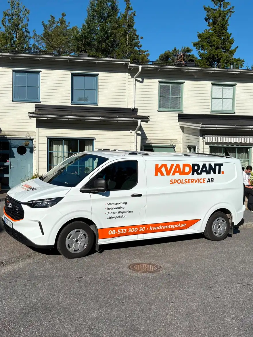 Kvadrants spolbil utanför en fastighet i Bandhagen, Stockholm vid planerad underhållsspolning