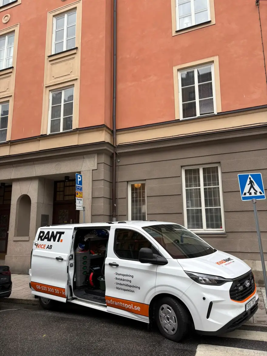 Kvadrants spolbil parkerad på gatan utanför en bostadsrättsförening i centrala Stockholm vid avloppsspolning