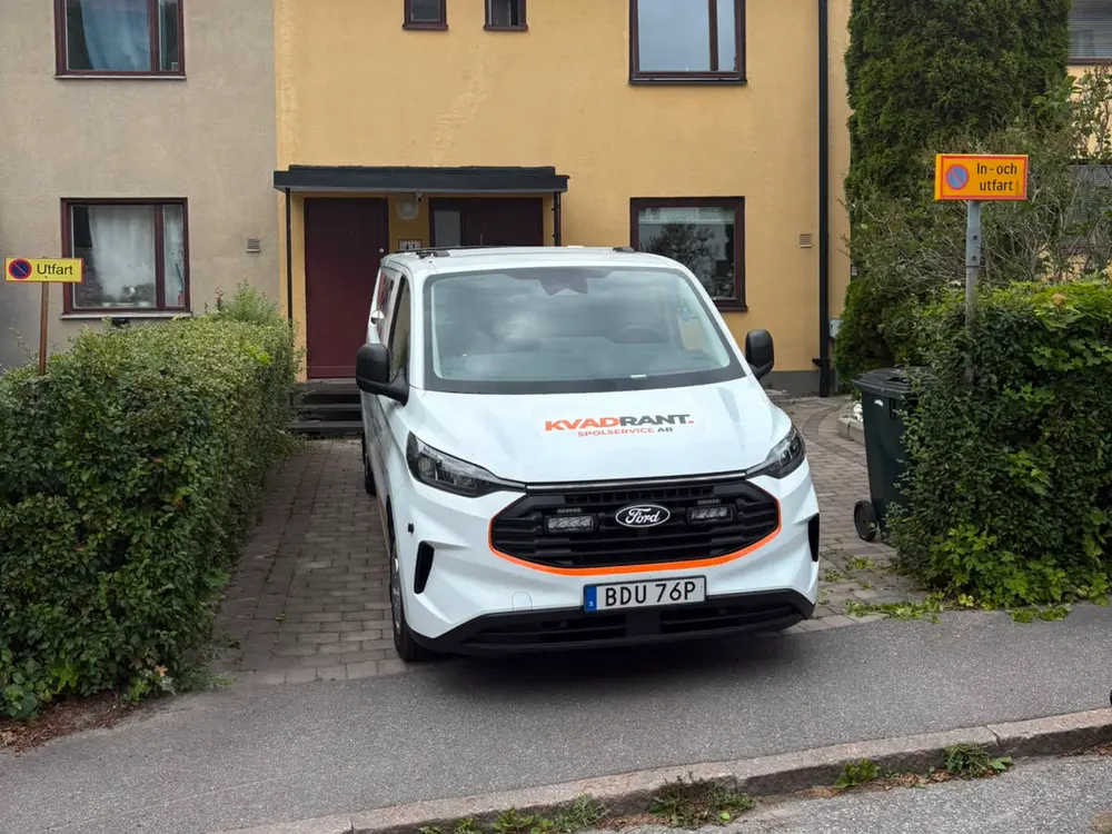 Kvadrants spolbil utanför ett radhus i Vällingby, Stockholm