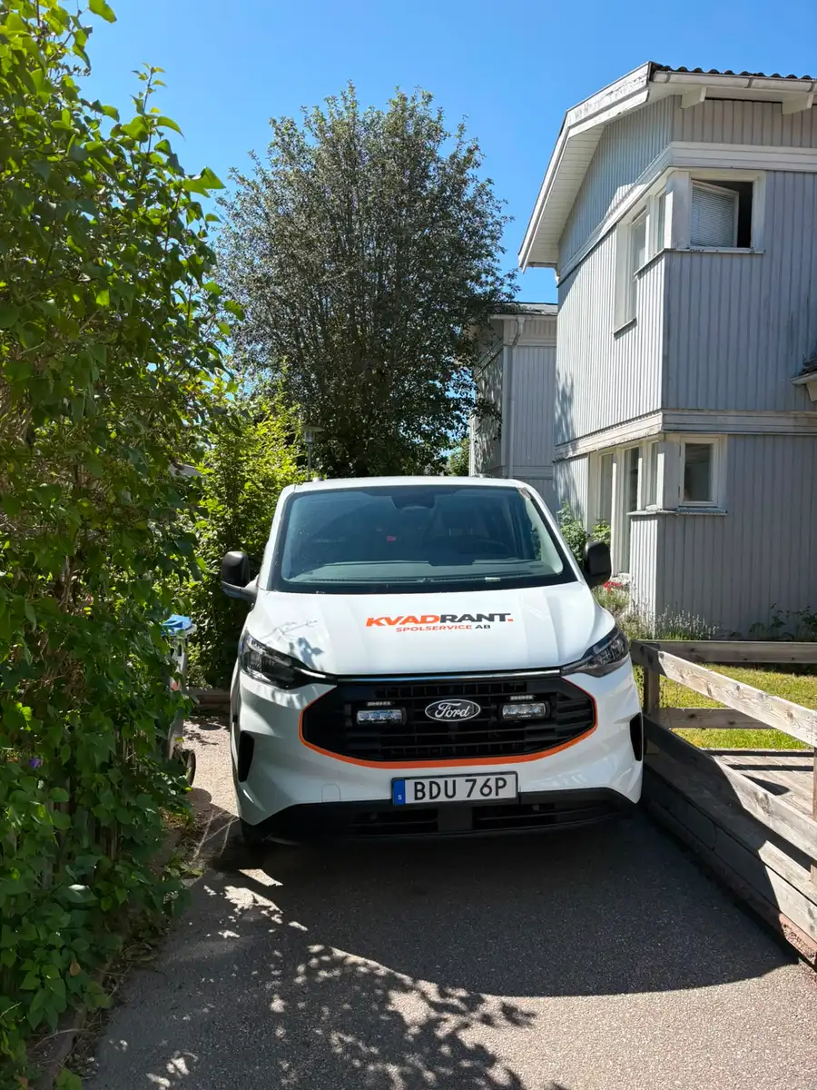 Kvadrants spolbil utanför en villa i Täby vid avloppsspolning