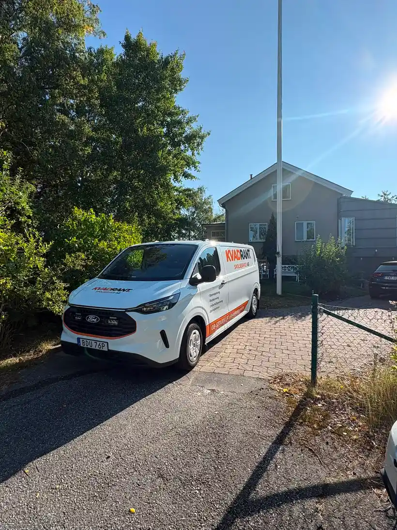 Kvadrants spolbil på uppfarten utanför en villa i Täby vid stopp i badrummet