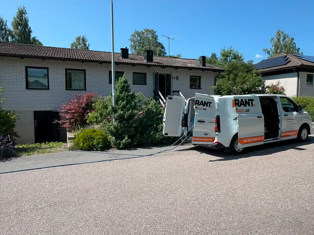 Kvadrants spolbil vid ett bostadshus