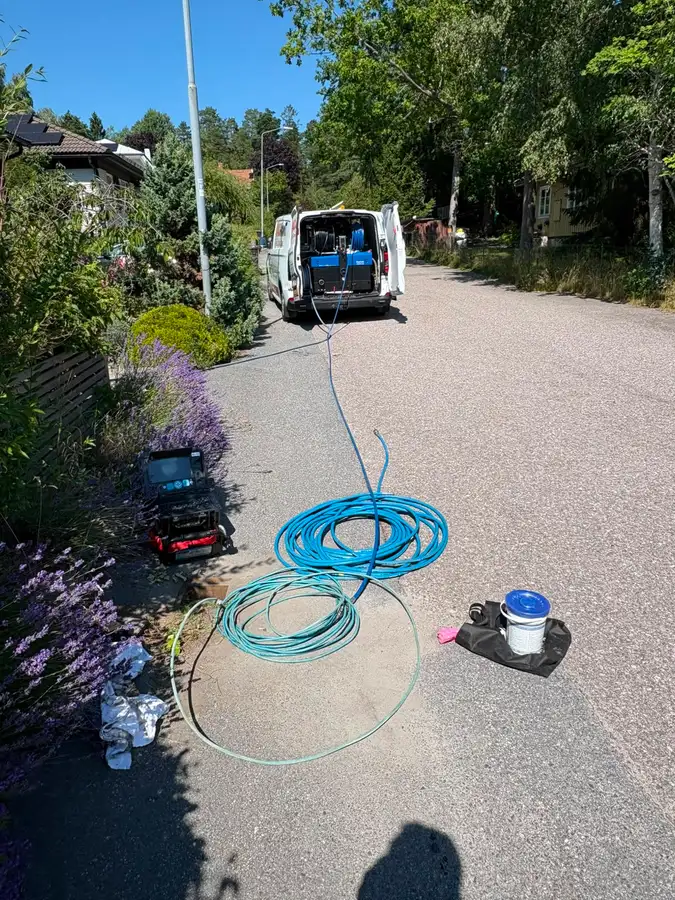 Kamerainspektion och spolslang vid stopp i bottenplattan i villa i Täby