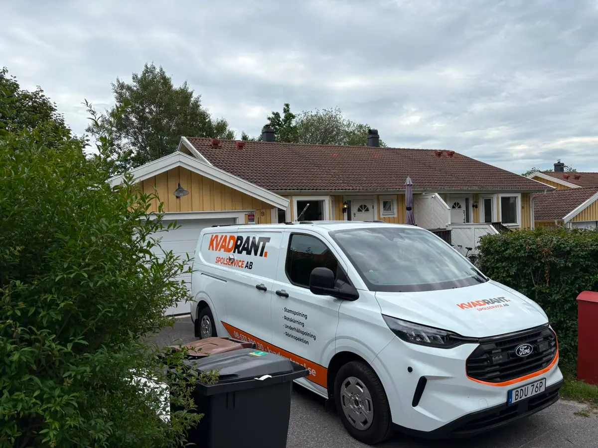 Kvadrants spolbil utanför parhus i Täby vid avloppsspolning