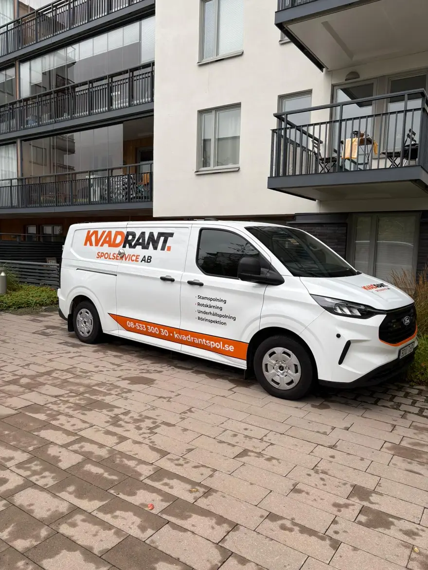 Kvadrants spolbil utanför ett flerbostadshus i Täby vid stopp i toaletten efter en nedspolad leksak