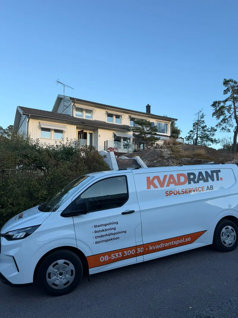 Kvadrants spolbil nedanför en villa på en höjd i Täby vid stopp i avloppet