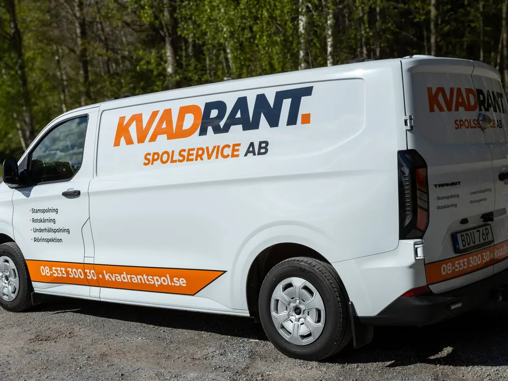 Kvadrants spolbil på en skogsväg – med eget vatten, tryck och hetvatten i bilen för jobb på öar och i skärgården