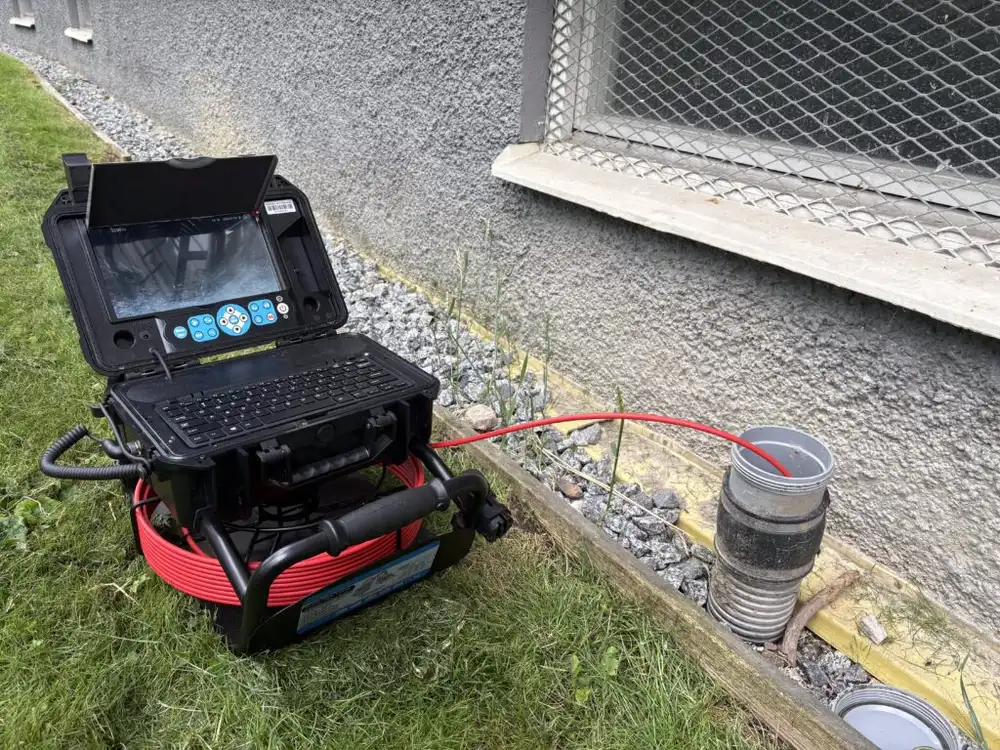 Inspektionskamera med vajer förs in i ett avloppsrör
